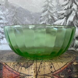 UV Uranium Glass Bowl – Starburst Design, Glows Brilliantly ✨